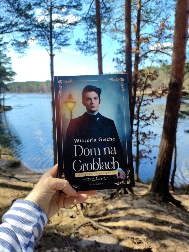 Dom na Groblach. Pogrążeni w ciemności